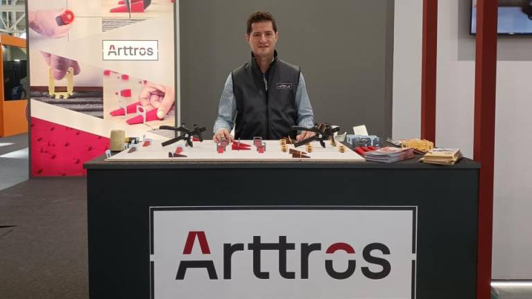 Arttros promociona sus sistemas de nivelación en Cersaie