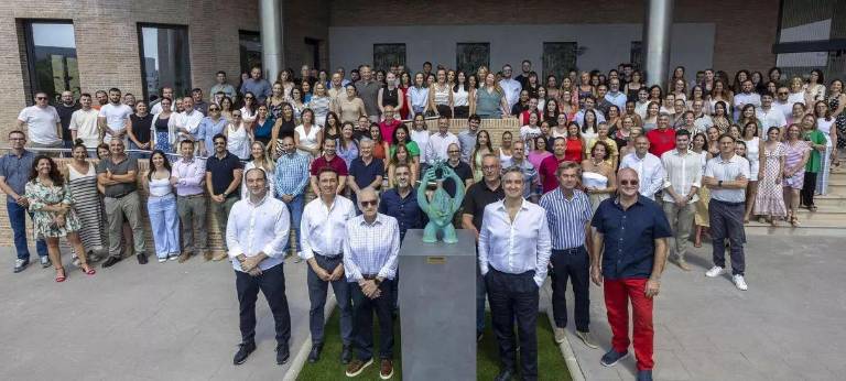 Parte de la plantilla de Grupo STN posan con la escultura que acredita haber sido elegida como Empresa del Año 2024 en los premios organizados por el periódico Mediterráneo.