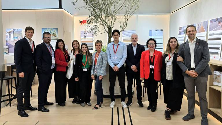 Emac estrena en Cersaie acabados en oro, bronce y hormigón