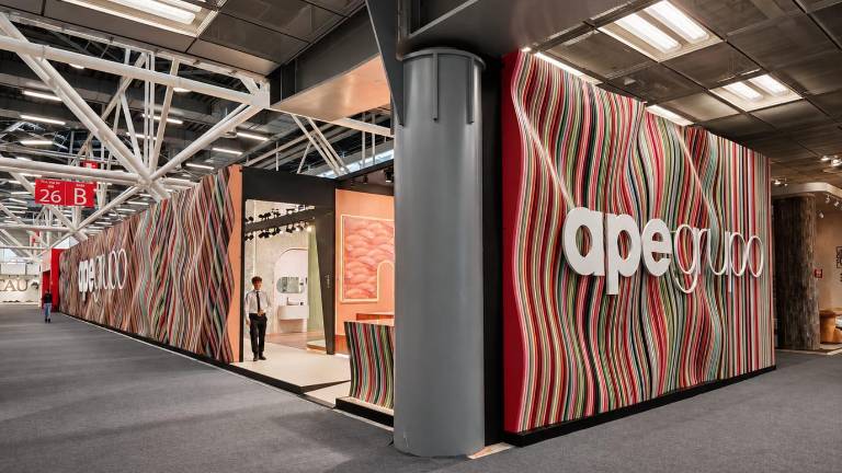 Fustecma deja su sello en Cersaie con los espacios de APE Grupo, Vernís, Venux y Gres Aragón