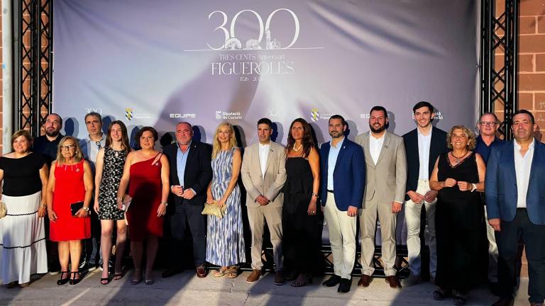 Foto de familia de autoridades, representantes institucionales y asistentes durante la celebración del 300 aniversario de Figueroles.