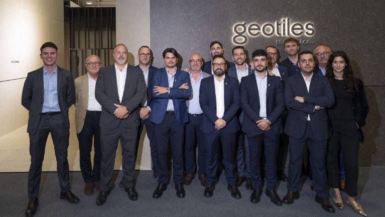 Geotiles intensifica la expresividad y los relieves de cada pieza cerámica con Gravita