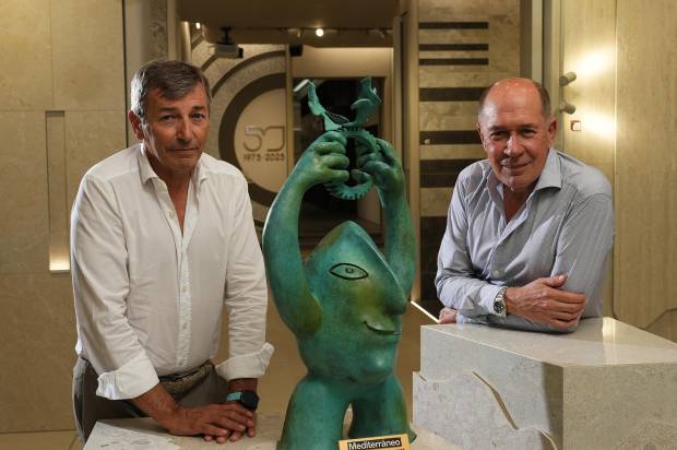 $!Joaquín Font de Mora y Javier Villar, consejeros delegados de Vidres, con la distinción.