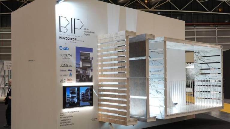 UIC Barcelona School of Architecture presenta un prototipo de balcón industrializado plegable (BIP) en Cevisama
