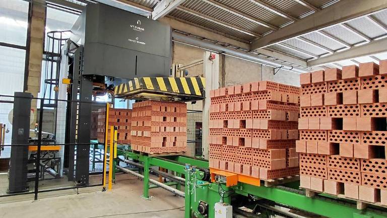 Cerámica Utzubar moderniza su final de línea con el sistema Stretch Hood de Innova Group