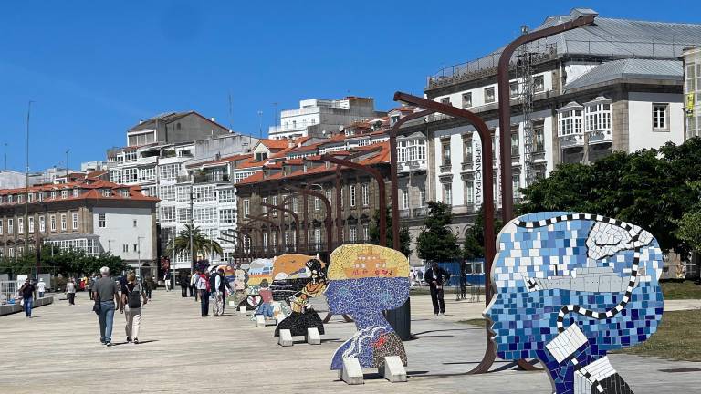 Murales cerámicos convierten la Dársena da Marina de A Coruña en un homenaje a las mujeres de la emigración