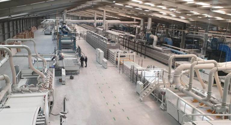 Grespania activa su nueva línea de producción para gran formato en Moncofa
