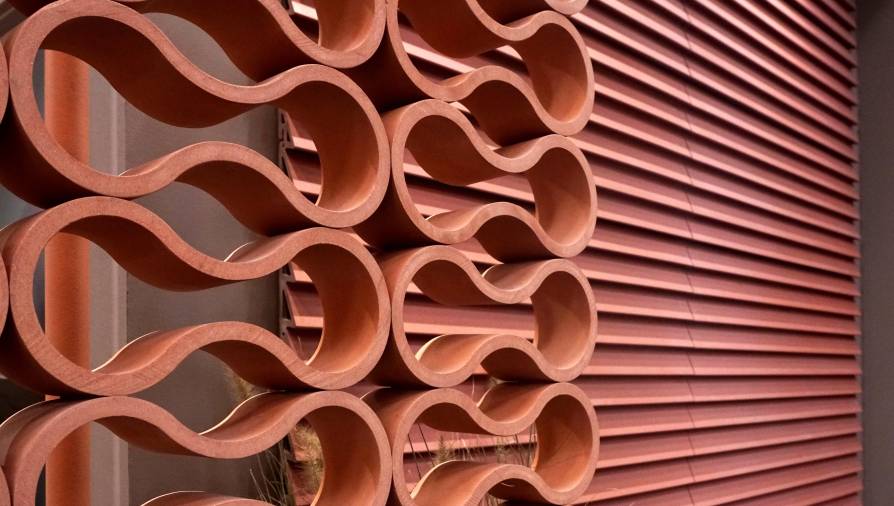 De piscinas a celosías: la cerámica extrusionada de Gresmanc Group en Cersaie