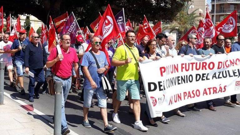 Trabajadores del azulejo se movilizan en Castellón