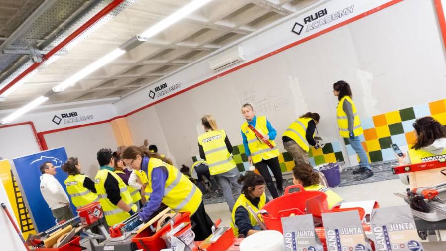 Galería de fotos | 17 mujeres participan en un curso pionero de alicatado de cuatro días en la Rubi Academy