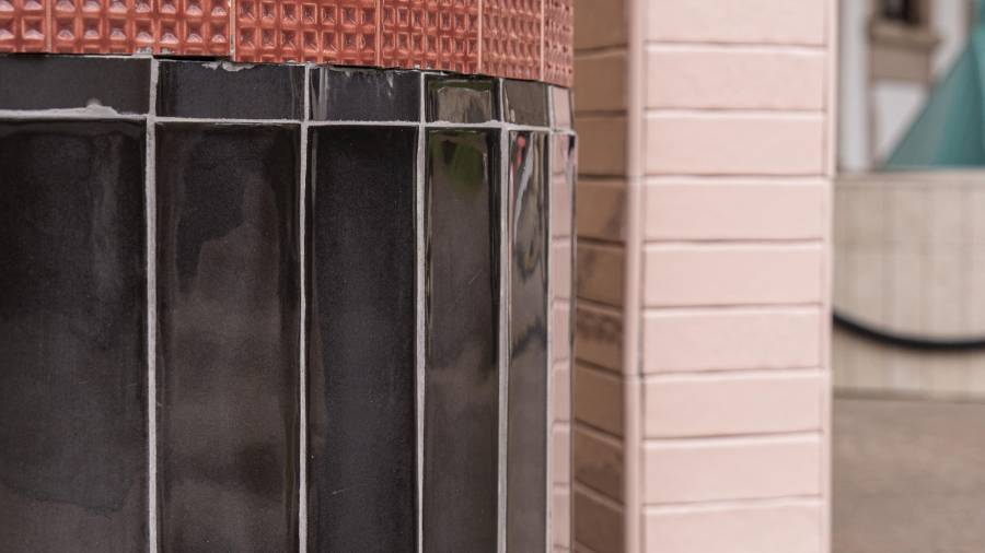 Galería de fotos | Once objetos de cerámica española reinventan en Milán el mundo del souvenir