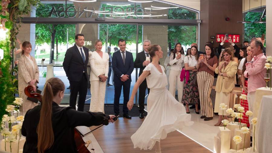 Galería de fotos | Gastronomía, diseño y Anne Igartiburu: así fue la inauguración de la nueva tienda de Porcelanosa en Bilbao