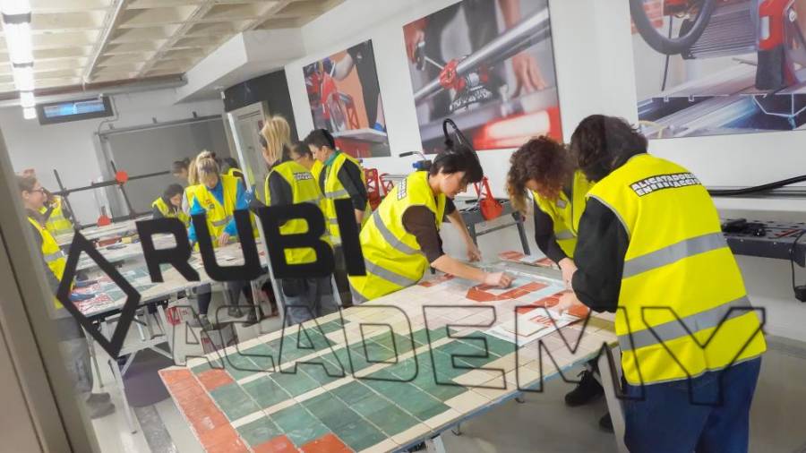 Galería de fotos | 17 mujeres participan en un curso pionero de alicatado de cuatro días en la Rubi Academy