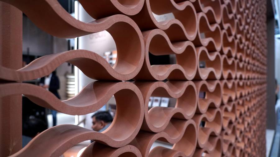 De piscinas a celosías: la cerámica extrusionada de Gresmanc Group en Cersaie