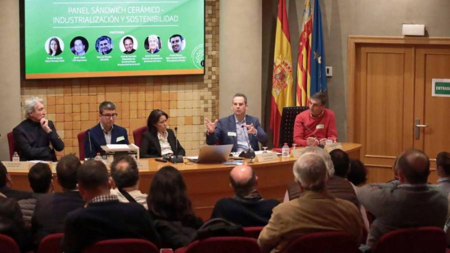 GALERÍA DE FOTOS | Jornada de DIAB y Reymansa sobre el nuevo panel sándwich cerámico