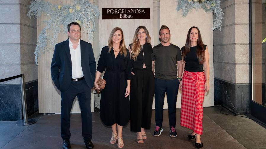 Galería de fotos | Gastronomía, diseño y Anne Igartiburu: así fue la inauguración de la nueva tienda de Porcelanosa en Bilbao