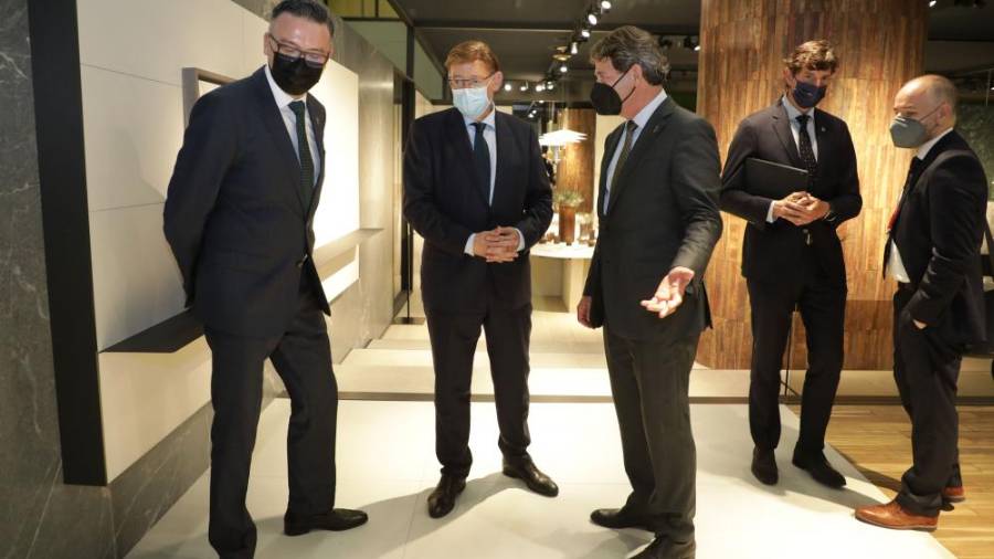 Imágenes de la visita de Ximo Puig a Cersaie 2021
