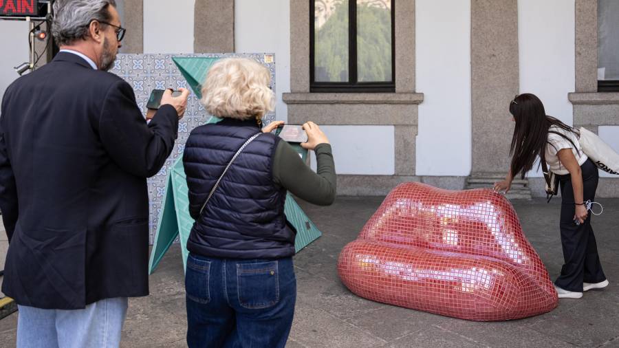 Galería de fotos | Once objetos de cerámica española reinventan en Milán el mundo del souvenir