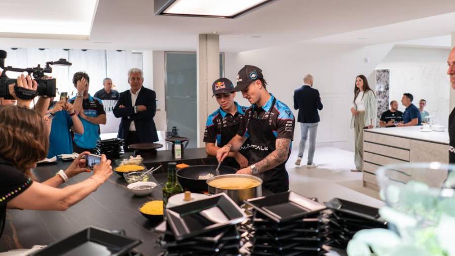 Galería de fotos | El ‘showcooking’ de Ascale con los pilotos del Aspar Team