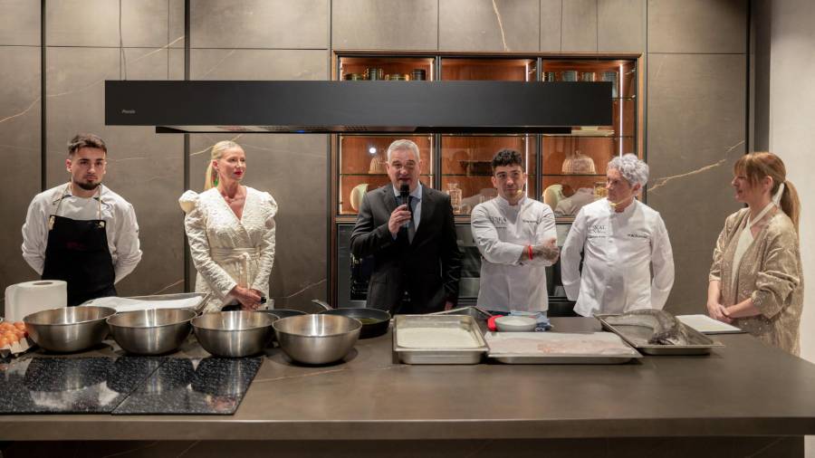 Galería de fotos | Gastronomía, diseño y Anne Igartiburu: así fue la inauguración de la nueva tienda de Porcelanosa en Bilbao