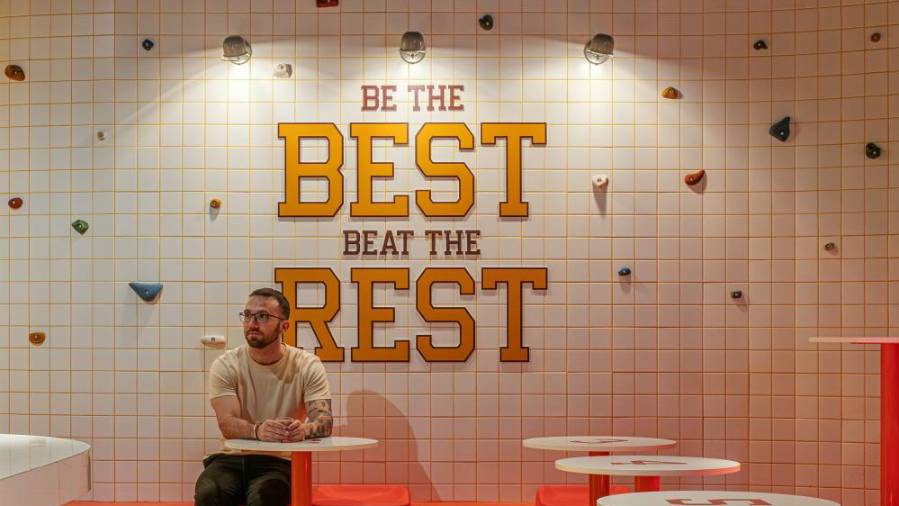 Galería de fotos | Una atmósfera 100% deportiva en el nuevo Sports Bar Resa Patacona
