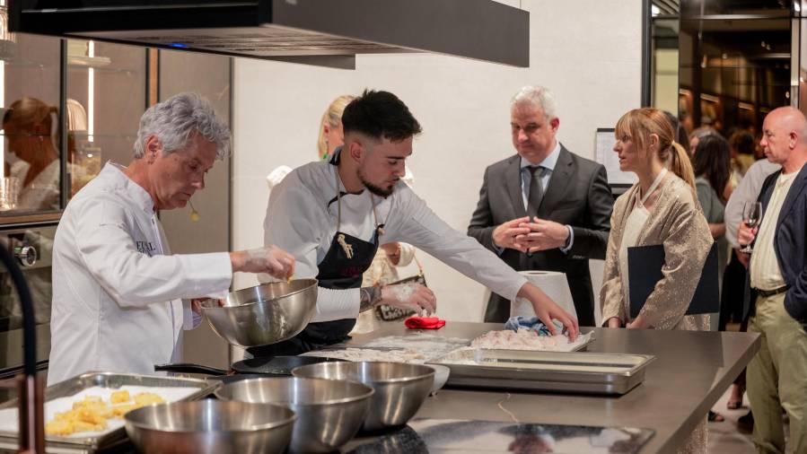 Galería de fotos | Gastronomía, diseño y Anne Igartiburu: así fue la inauguración de la nueva tienda de Porcelanosa en Bilbao