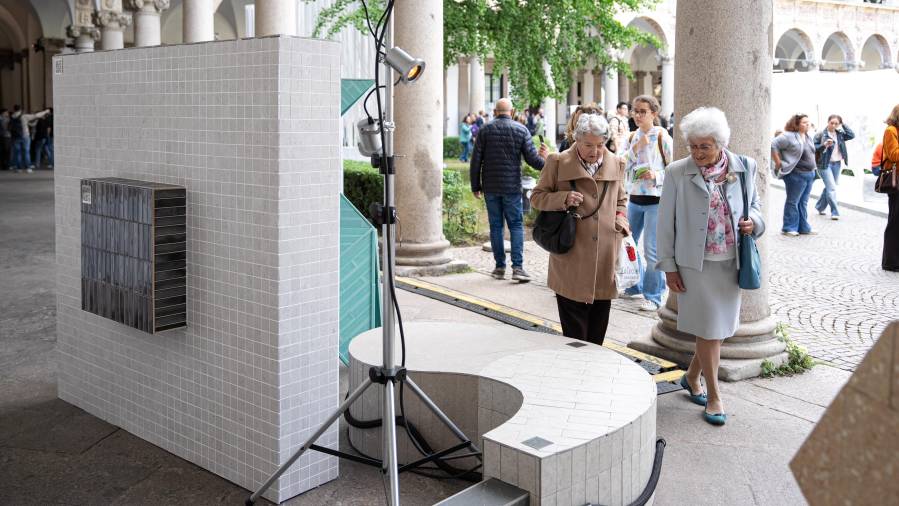 Galería de fotos | Once objetos de cerámica española reinventan en Milán el mundo del souvenir