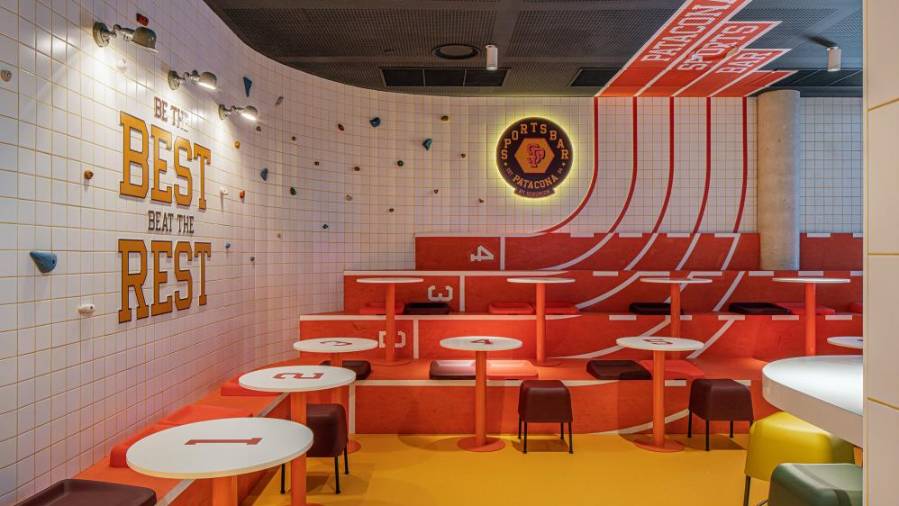Galería de fotos | Una atmósfera 100% deportiva en el nuevo Sports Bar Resa Patacona