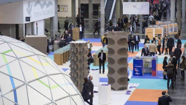 El Salón nude también se abre a la cerámica y al baño