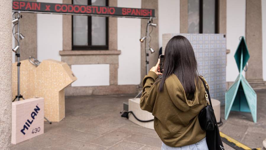 Galería de fotos | Once objetos de cerámica española reinventan en Milán el mundo del souvenir