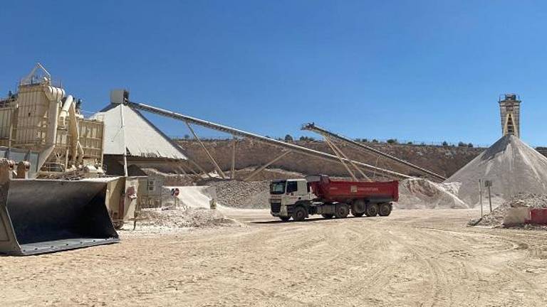 Cemex adquiere dos canteras en Madrid