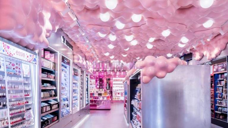 Diseño experiencial y volumetrías futuristas en una tienda singular en Barcelona