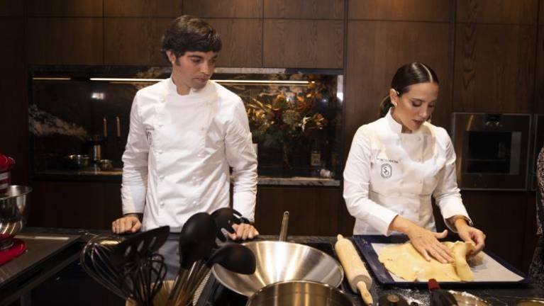 Tamara Falcó, Nuria Roca, Nieves Álvarez y Ricard Camarena, en la nueva tienda Porcelanosa en València