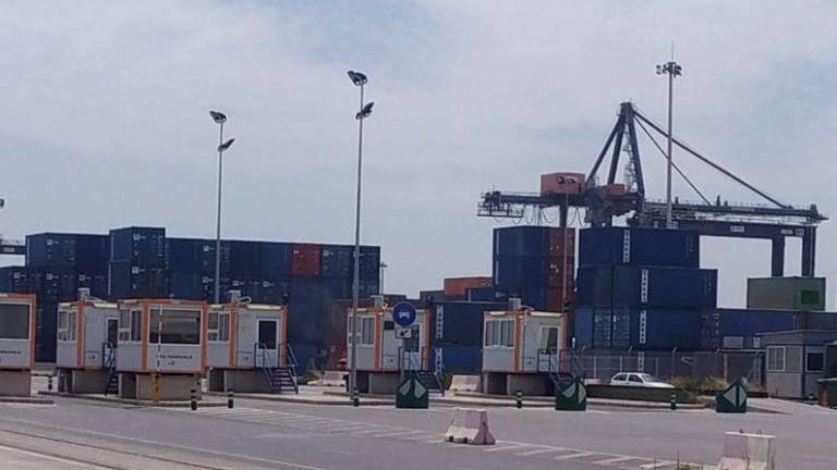 El 100% de los transportistas portuarios de Castelló secunda la huelga y afecta al azulejo