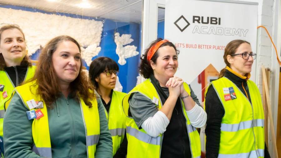 Galería de fotos | 17 mujeres participan en un curso pionero de alicatado de cuatro días en la Rubi Academy